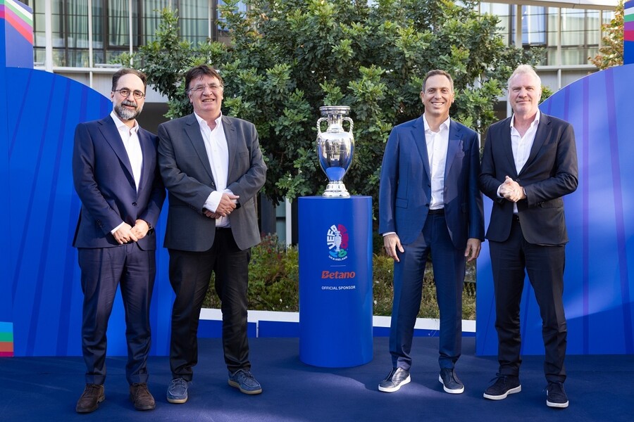 kaizen_gaming_x_uefa_trophy_photo_kg_uefa_435af4c45de3f414.jpg