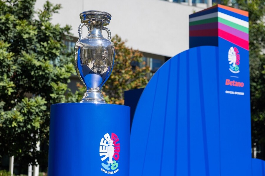 kaizen_gaming_x_uefa_trophy_stand_0401cf0a2c43e2af.jpg