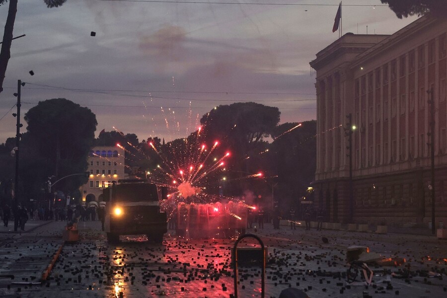 albania_protests_3_bfa7876bde4ab203.jpg