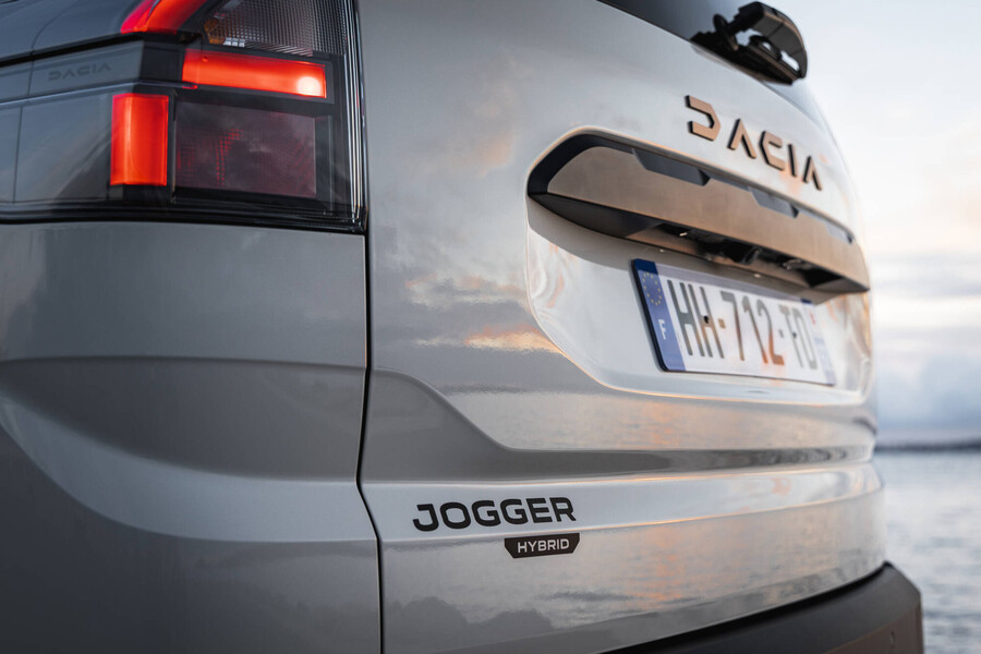 dacia_jogger_hybrid_155_-_extreme_version_20_79d7e8e1f0e39d5b.jpg