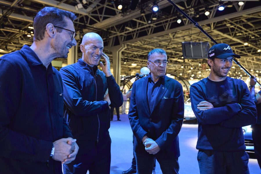 alpine_at_the_paris_motor_show_3_4df61a14cd217eee.jpg