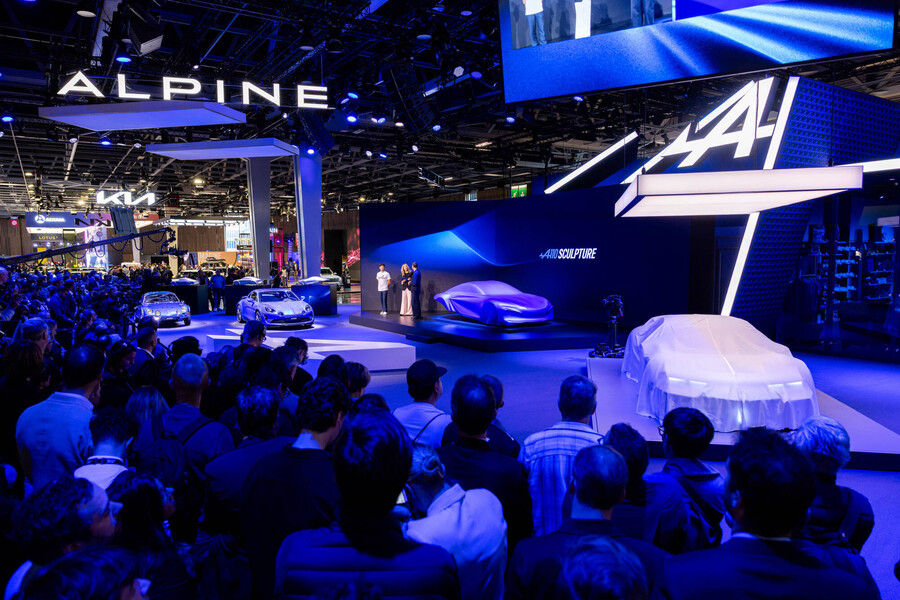 alpine_at_the_paris_motor_show_4_56e5a73aba986191.jpg