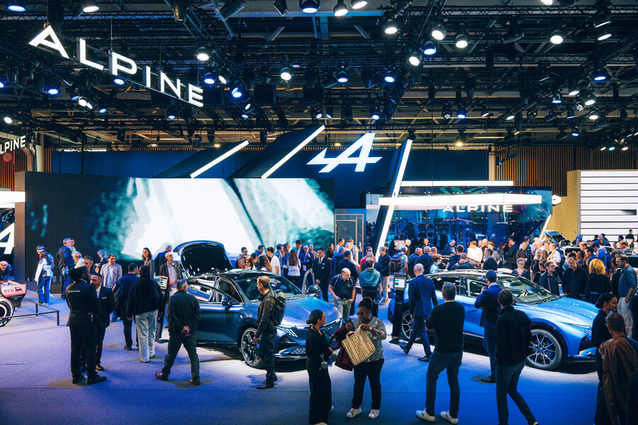 alpine_at_the_paris_motor_show_c182db63c85da91f.jpg