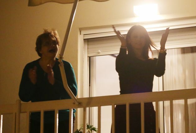 χειροκροτήματα μπαλκόνια αθηνα γιατροι νοσηλευτες κορονοίο