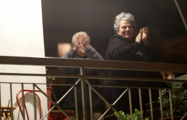χειροκροτήματα μπαλκόνια αθηνα γιατροι νοσηλευτες κορονοίο