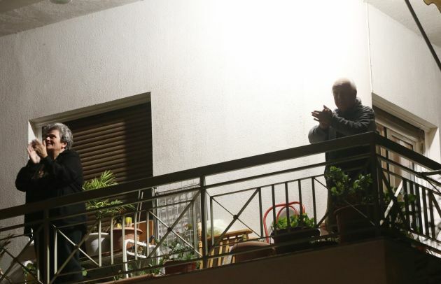 χειροκροτήματα μπαλκόνια αθηνα γιατροι νοσηλευτες κορονοίο