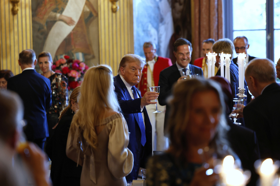 Σύνοδος ΝΑΤΟ: Όλοι παρέα σαν μια... ευτυχισμένη οικογένεια - Τα κρασιά και τα χειροφιλήματα (Εικόνες)