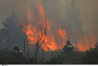 Φωτιά: Καίγονται Καπανδρίτι, Κρυονέρι και Ιπποκράτειος Πολιτεία - Στις φλόγες σπίτια και επιχειρήσεις, αγωνία για εγκλωβισμένο (βίντεο)