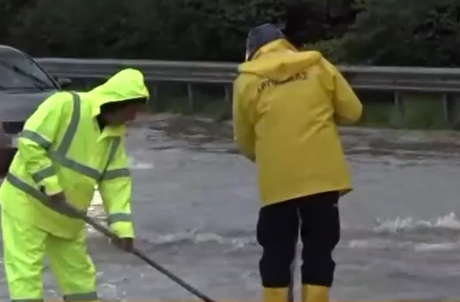 Πλημμύρισε η λεωφόρος Βουλιαγμένης - Συνεργεία του δήμου ξεβουλώνουν φρεάτια στη Γλυφάδα (Βίντεο)
