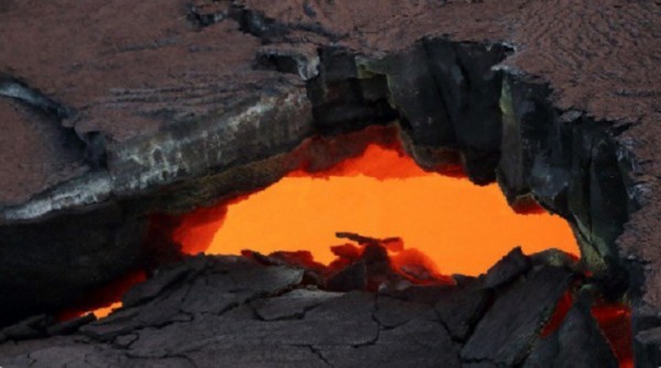 Εικόνες «Αποκάλυψης» από το ηφαίστειο στη Χαβάη - Εγκαταλείπουν τις εστίες οι κάτοικοι