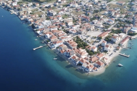 Το φθηνό χωριό για να πας διακοπές με το αυτοκίνητο – Μοιάζει να επιπλέει στη θάλασσα