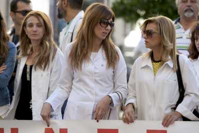 Κρεμάλες από εργαζόμενους στο «Δρομοκαΐτειο» έξω από το υπουργείο Υγείας