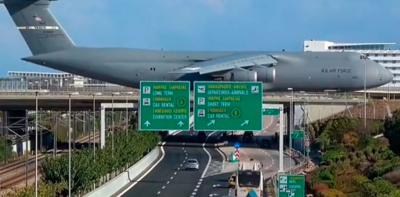 Αεροδρόμιο «Ελευθέριος Βενιζέλος»: Η στιγμή που μεταγωγικό «μαμούθ» περνά σε γέφυρα της Αττικής Οδού
