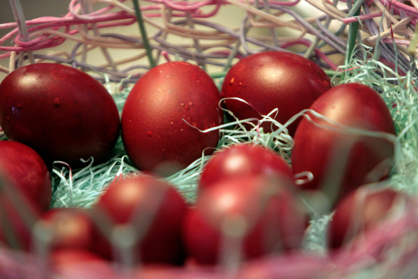 Βάψιμο αυγών: Τα μυστικά για να μην σπάσουν και tips για το σωστό βράσιμο