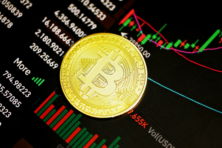 Σε τροχιά απωλειών το Bitcoin: Επενδυτές στρέφονται σε χαμηλότερο ρίσκο