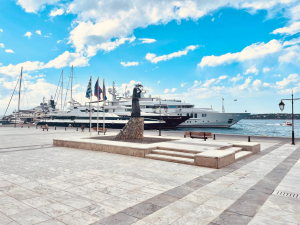 Η «ναυμαχία» των yachts στις Σπέτσες, το Athens Beach Club και τα projects Delta και Monza της Τράπεζας Πειραιώς