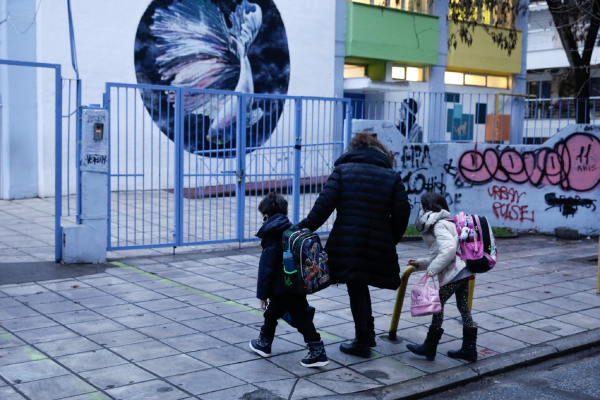 Οι εξαιρέσεις στα νέα όρια ηλικίας: Πρόωρη σύνταξη για γονείς ανηλίκων σε Δημόσιο, ΔΕΚΟ, Τράπεζες και ΙΚΑ