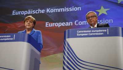 Μέρκελ - Γιούνκερ: Νωρίς να μιλάμε για τρίτο ελληνικό πακέτο (EPA/OLIVIER HOSLET)