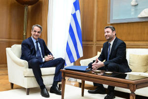Γιατί ο Μητσοτάκης θέλει να πιεί μπύρα με τον Ανδρουλάκη;