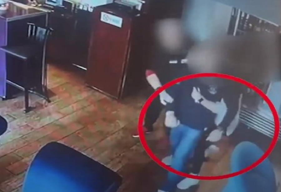 Η στιγμή που ο 55χρονος μαχαιρώνει τον μάγειρα για το κοντοσούβλι