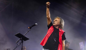 Ο Βασίλης Παπακωνσταντίνου ανεβαίνει στο Θέατρο Βράχων για μια μεγάλη συναυλία