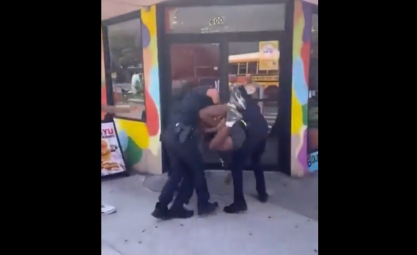 Σοκαριστικό βίντεο: Τρεις αστυνομικοί ακινητοποιούν βίαια νεαρό στο Μανχάταν