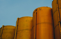 Πόλεμος και πετρέλαιο «πνίγουν» τις αγορές: Θα επαναληφθούν τα σοκ των 2022 και 2008;