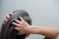 Η ψυχολογία επιβεβαιώνει ότι οι άνθρωποι που δεν βάφουν τα γκρίζα μαλλιά τους, προτιμούν την αυθεντικότητα από την επιδοκιμασία