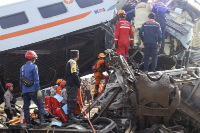 «Μοιραία» σύγκρουση τρένων στην Ινδονησία, τρείς νεκροί και 28 τραυματίες