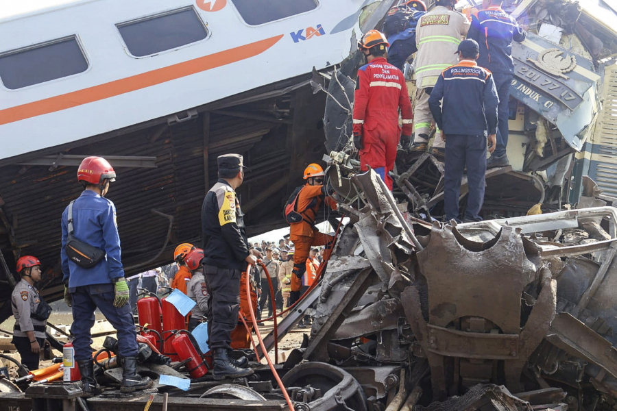 «Μοιραία» σύγκρουση τρένων στην Ινδονησία, τρείς νεκροί και 28 τραυματίες