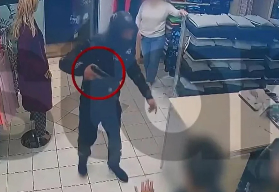 Μενίδι: Βίντεο ντοκουμέντο από ληστεία σε κατάστημα - Απείλησε με όπλο παιδί