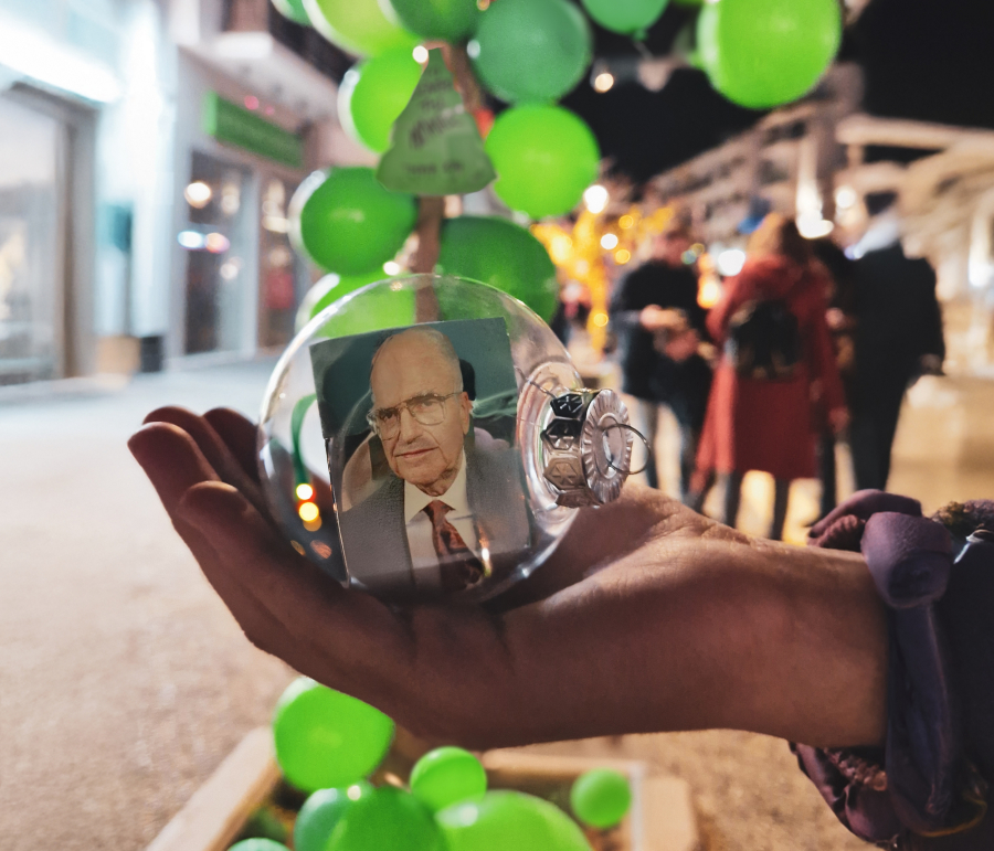 Ιεράπετρα: «ΠΑΣΟΚ» το Χριστουγεννιάτικο δέντρο και με τα… ορθόδοξα στολίδια