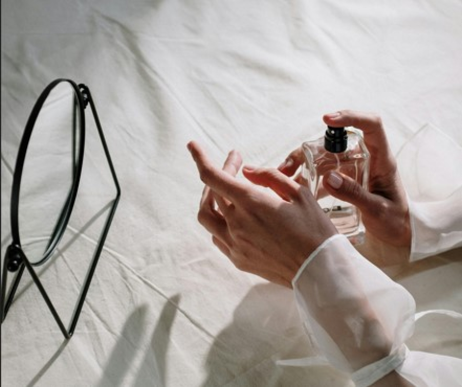Το μυστικό των Γαλλίδων για να διαρκεί το άρωμα όλη μέρα
