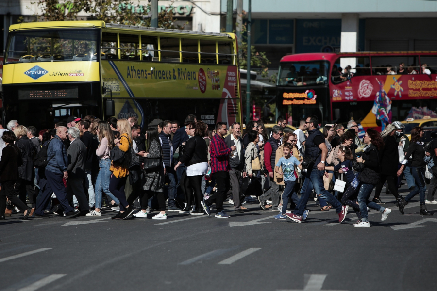 Τα έσοδα αυξάνονται, η φτώχεια βαθαίνει
