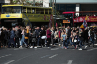 Τα έσοδα αυξάνονται, η φτώχεια βαθαίνει