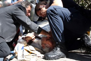 Αστυνομικός των ΜΑΤ τραυμάτισε σοβαρά ηλικιωμένο στα Δικαστήρια της Ευελπίδων (pic)