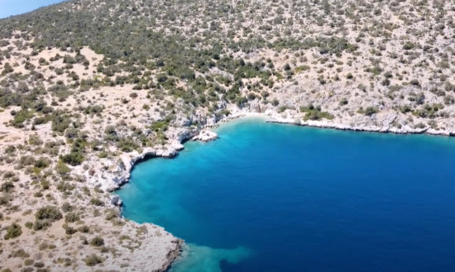 Η ξεχασμένη παραλία κοντά στην Αθήνα που θα σε «ταξιδέψει» ξανά στη δεκαετία του 1990