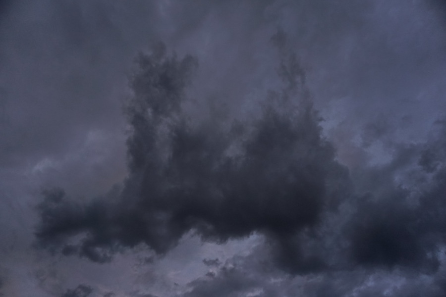 Καταιγίδα Κιαράν: Τζάμι σπιτιού σπάει από τους ανέμους και το βίντεο κάνει το γύρο του διαδικτύου