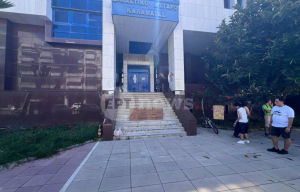 Γυναικοκτονία στην Καλαμάτα: «Να δικαιωθεί η Βασιλική» - Αποδοκιμάστηκε ο 41χρονος ενώ έμπαινε στα δικαστήρια
