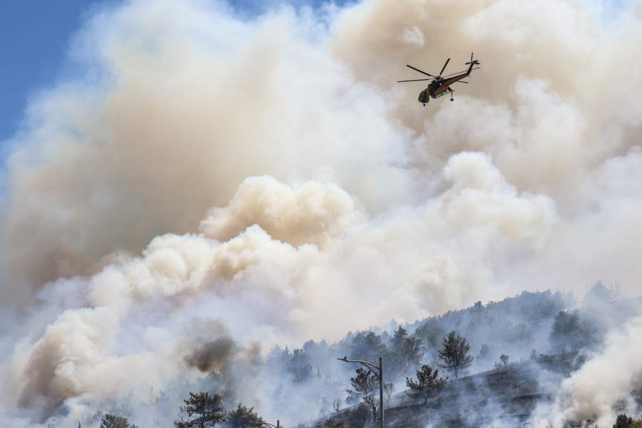Καίει ανεξέλεγκτη η φωτιά στη Χίο σε τρία μέτωπα - Συνεχή μηνύματα από το 112