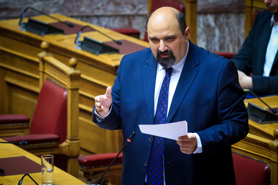 Ούτε τα προσχήματα δεν κρατούν κυβέρνηση και Τριαντόπουλος