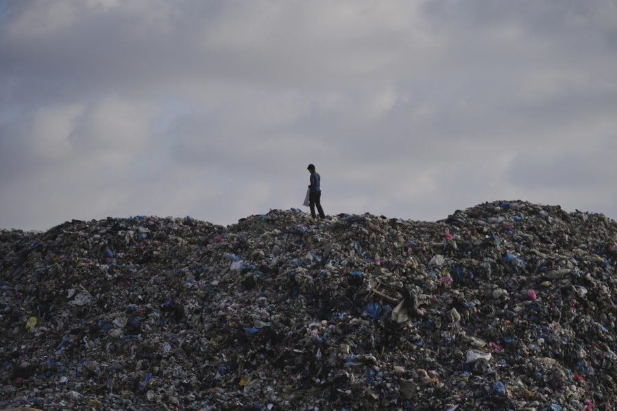 Εκφοβισμοί και χρηματισμός πίσω από τη Συνθήκη για τα Πλαστικά: Οι πετρελαιοπαραγωγοί κινούν τα νήματα στις διαπραγματεύσεις