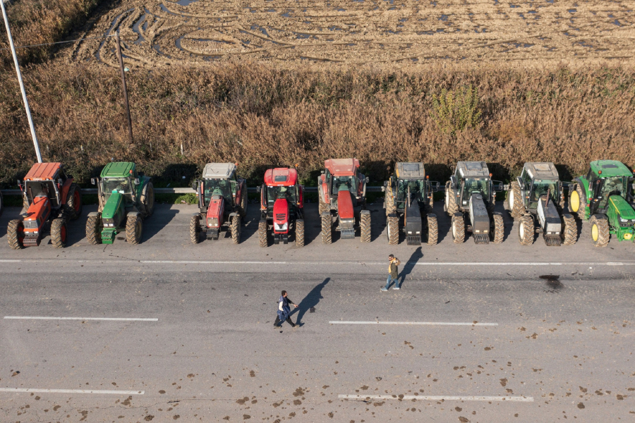 Στις συμπληγάδες των τρακτέρ το Μαξίμου: Φοβούνται την εξάπλωση «αγροτικής φωτιάς»