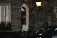 Ο Πίτερ Μάντελσον αφέθηκε ελεύθερος μετά τη σύλληψή του για τις σχέσεις του με τον Έπσταϊν