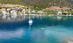 «Πτήση» πάνω από τον γραφικό οικισμό της Φωκίδας με το νησάκι του Αγίου Νικολάου (βίντεο)