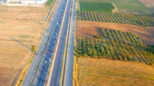 Κλειστό το ένα ρεύμα στην οδό Θεσσαλονίκης-Μουδανιών - Φωτιά εκδηλώθηκε σε ΙΧ