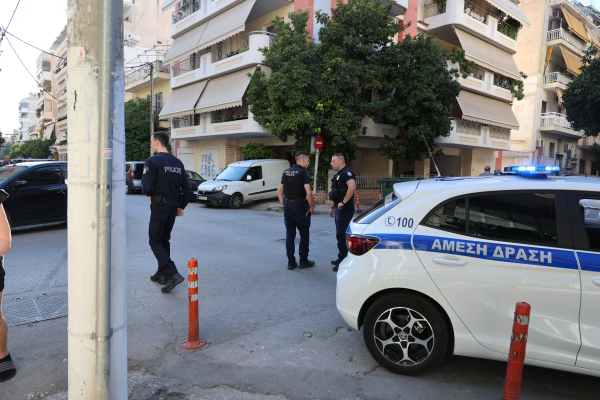 Νίκαια: Εντοπίστηκε πολεμικό τυφέκιο, χειροβομβίδες και εκατοντάδες φυσίγγια σε πολυκατοικία