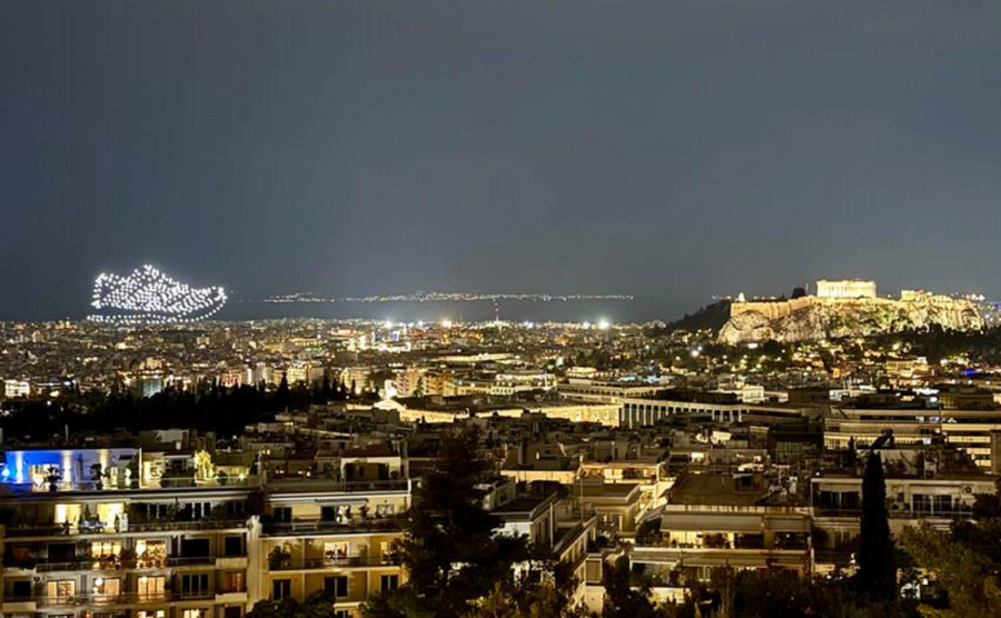 Άνω- κάτω από τα drones της Adidas με φόντο την Ακρόπολη: Η απάντηση της εταιρείας, εξηγήσεις ζητά ο Πιερρακάκης