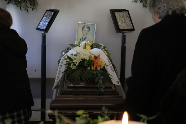 Πλήθος κόσμου στην κηδεία της Σύλβας Ακρίτα (Εικόνες)