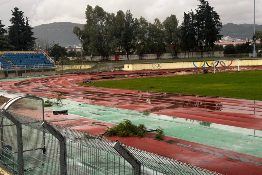 Αγρίνιο: Εικόνες καταστροφής στο αθλητικό κέντρο - Ανεμοστρόβιλος ξερίζωσε 30 δέντρα (εικόνες και βίντεο)